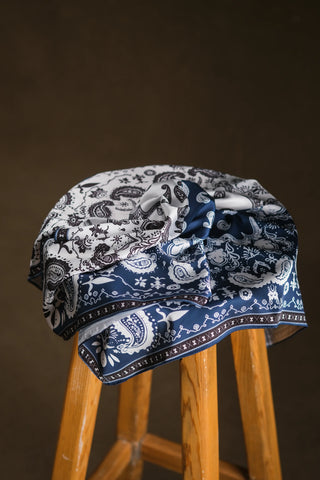 İpek Görünümlü Saten Fular Bandana | 60x60 - Lacivert Şal Deseni